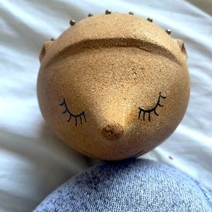 KATE SPADE HEDGEHOG CORKBOARD WITH GOLD PUSH PINS